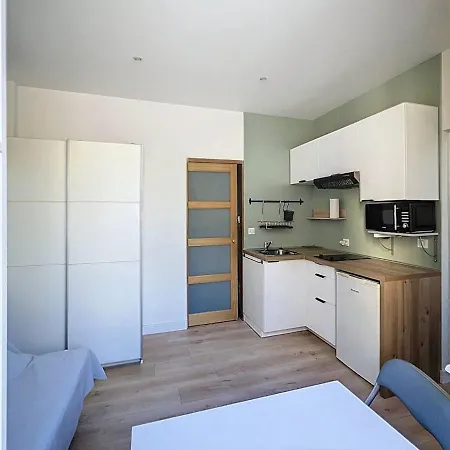 Studette Au Centre De Apartamento *